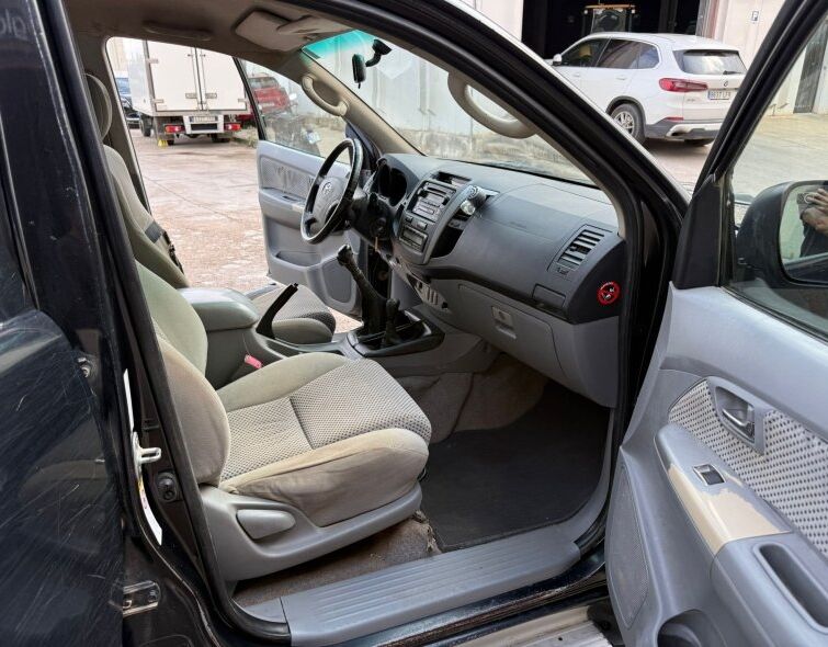 TOYOTA  HILUX